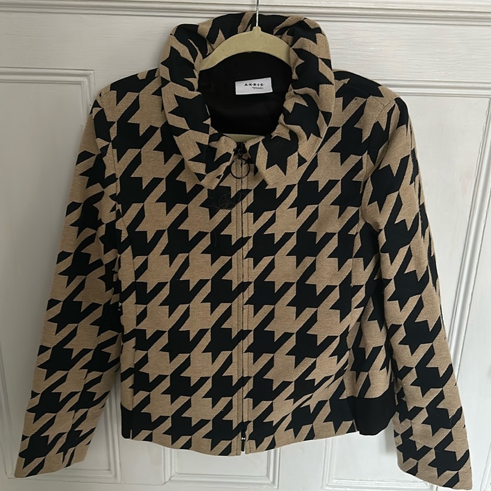 Akris Punto Black and Tan Houndstooth Jacket